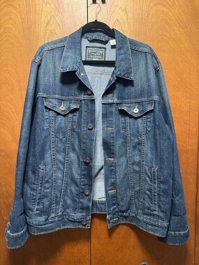 Levi Strauss Gold Men’s Denim Jacket. Size L.